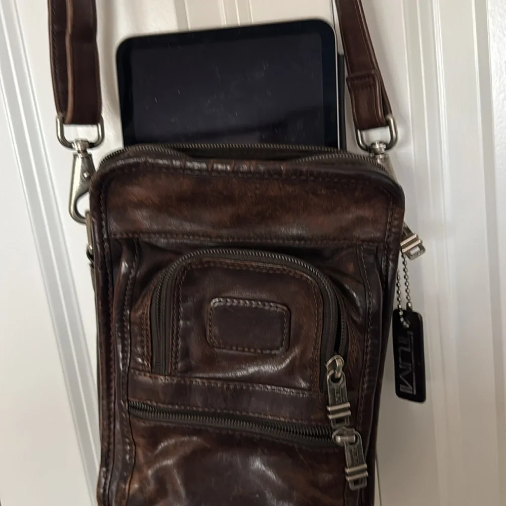 Tumi shoulder bag, all leather